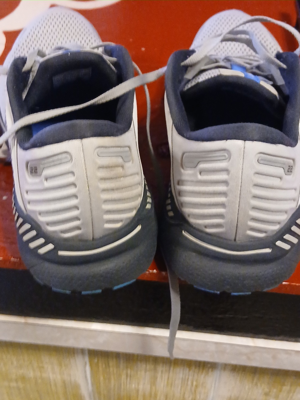 Mens Size 12 Brooks Adrenaline Gts 22 Running Shoes - Picture 7 of 9